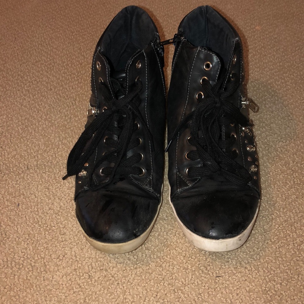 Black skull sneakers
